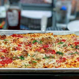 Red Pizza (Basil / Tomatoes / Sausage)