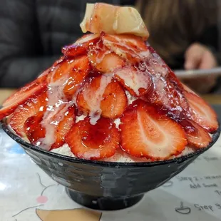 Strawberry bingsoo (regular size)
