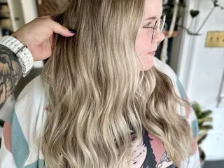 Olivia Carrasco - Mane & Honey