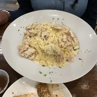 Chicken with spaghetti and Alfredo sauce