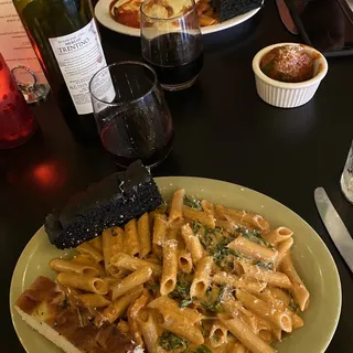 Sun-Dried Tomato and Spinach Cream Pasta