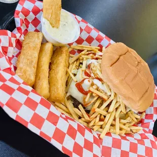 Hamburguesa Caraquena y Fried Yuca