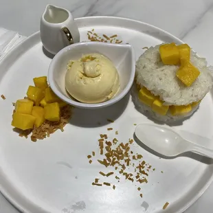 sticky rice mango  and ice cream