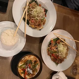 Pad thai , Green curry