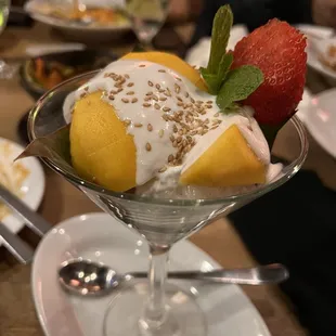 Sticky rice with mango