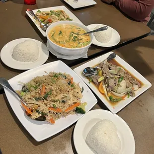 Yellow curry, steamed rice , basil rice and garlic combo