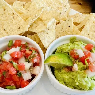 guacamole and chips