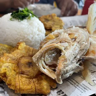 Pescado Frito with white rice and tostones