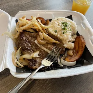 Bistec Encebollado