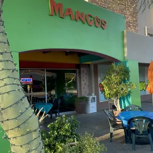 the outside of the restaurant