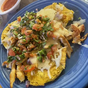 Tostones con pollo (plantains with chicken)