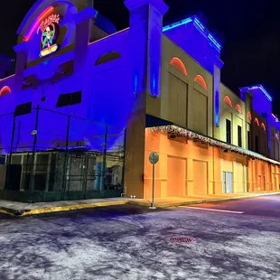 OUTSIDE MANGOS