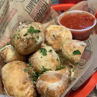 8 Piece Garlic Knots