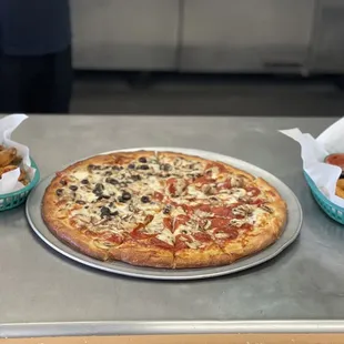 Medium Buffalo wings. Half pepperoni and mushrooms. Half mushrooms and black olives. Mozzarella sticks with great marinara sauce. Ranch.