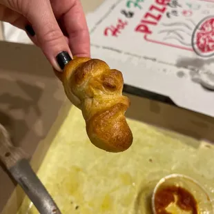 Garlic knots were nice &amp; crisp, but zero garlic on them. Seems like only butter.