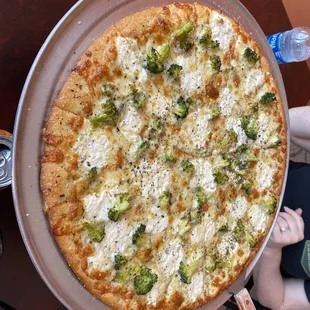 White broccoli pizza