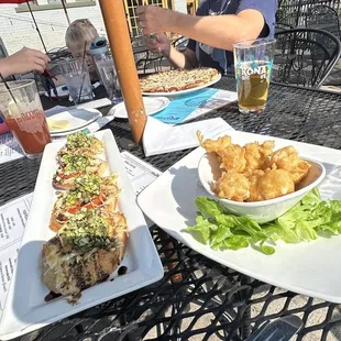 wo plates of food on a table