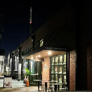 the outside of a restaurant at night