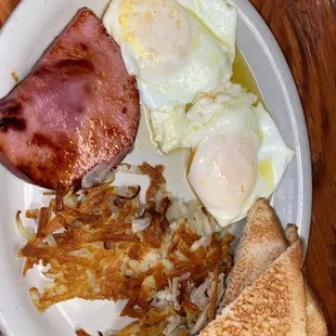 a plate of breakfast foods