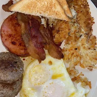 a plate of breakfast foods