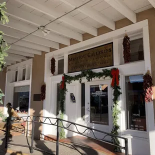 Manitou Galleries dressed up for the holidays