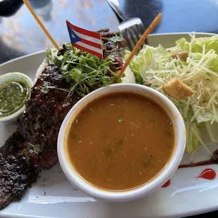 Churrasco con arroz, frijoles y ensalada