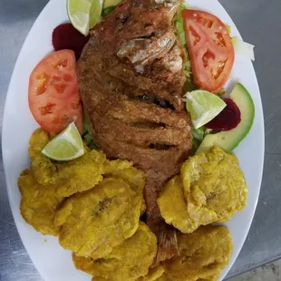 Red Snapper frito con tostones.