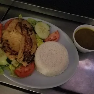 Filete a la parrilla con arroz y gandules.