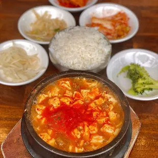 lunch special: 12. soft tofu soup with beef /comes with rice, banchan (03/2024)