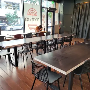 Lots of indoor seating. Not much seating outside the restaurant, but there&apos;s a large Amazon plaza nearby with plenty of tables.