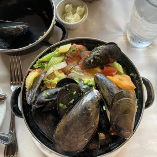 1/2 Kilo of Mussels with Provencale Pot