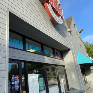 the outside of a restaurant