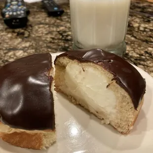 &apos;Cannoli&apos; Packzi with chocolate fudge topping.