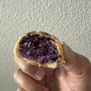 Cross section of ube hopia. Satisfies my hopia cravings when I can&apos;t visit California or Binondo lol!