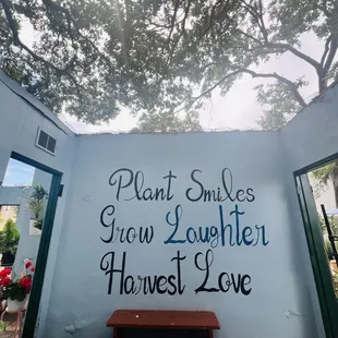 Another wall that talks ...