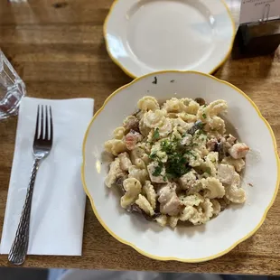 Build your own pasta bowl with Creste de Galli noodles, alla crema sauce, with chicken and mushroom