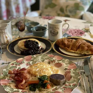 Tomomi always took care of us with cooked to order breakfast everyday.