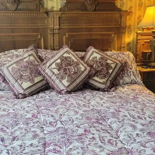 King bed in the Davies room.