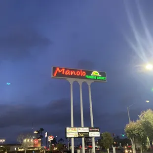a manolo farmers market sign