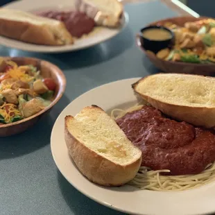 Spaghetti dinner with tossed salad