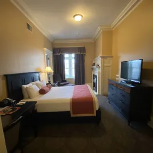 Queen bed room