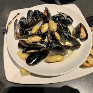Mussels in white wine and Gorgonzola broth