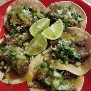 Tacos de barbacoa con limon onion cilantro y salsa verde