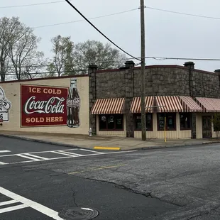 Manuel&apos;s Tavern - external view.