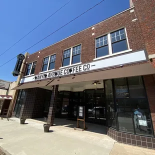 the outside of a coffee shop