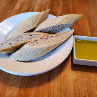 Cold bread and Olive oil were brought to us when we were waiting for our orders