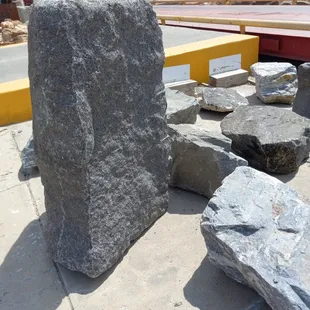 Black granite boulders (cool pillar).