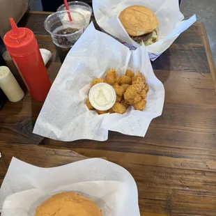 food, chicken wings and fried chicken