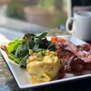 a plate of breakfast food