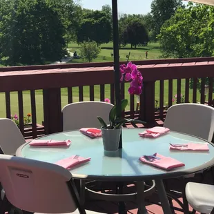 Outdoor seating at the Maple Creek Restaurant overlooking the 18th green and driving range.